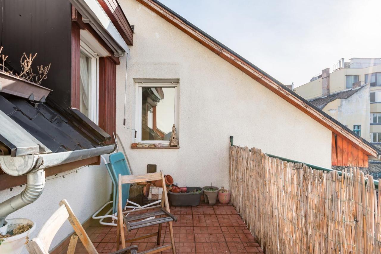 Relax Into Loft Living At A Light-filled Escape Apartamento Budapeste