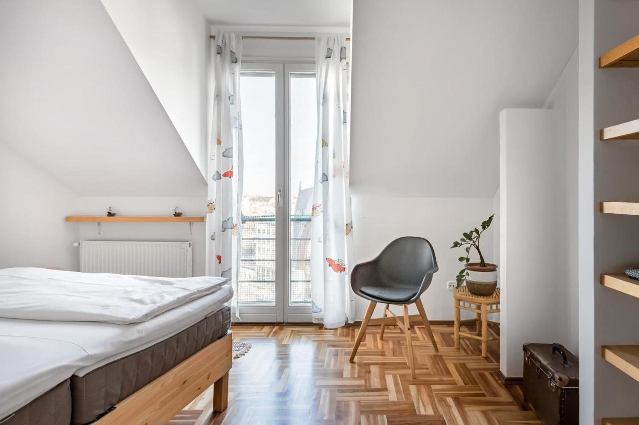 Relax Into Loft Living At A Light-filled Escape Apartamento Budapeste