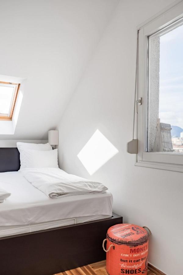 Relax Into Loft Living At A Light-filled Escape Apartamento Budapeste